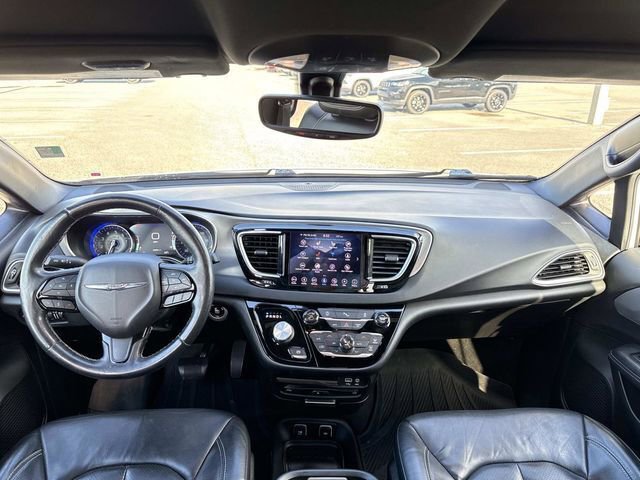 Used 2018 Chrysler Pacifica Touring-L Plus FWD image 18