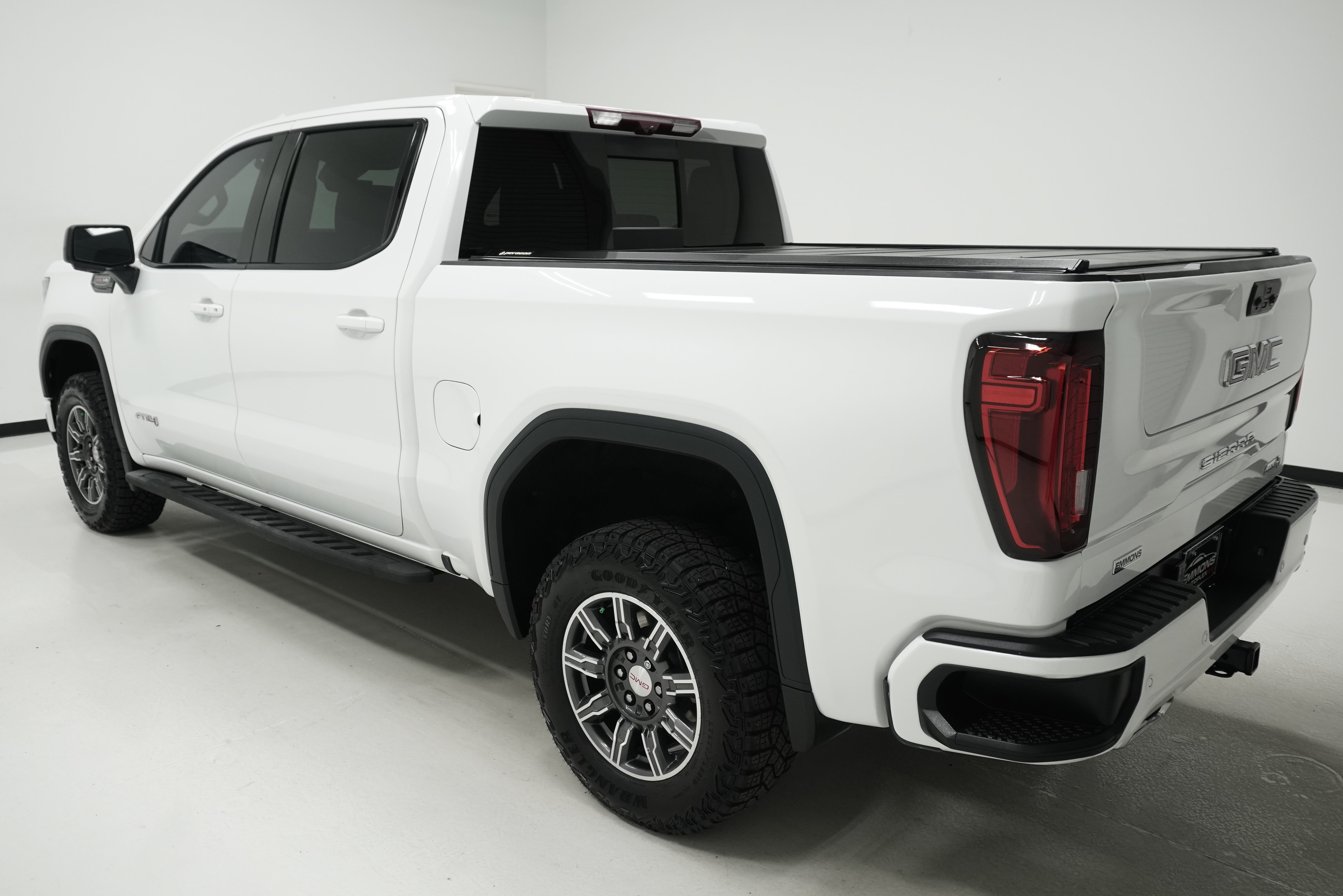 Used 2024 GMC Sierra 1500 AT4 w/ Technology Package AWD/4WD image 5