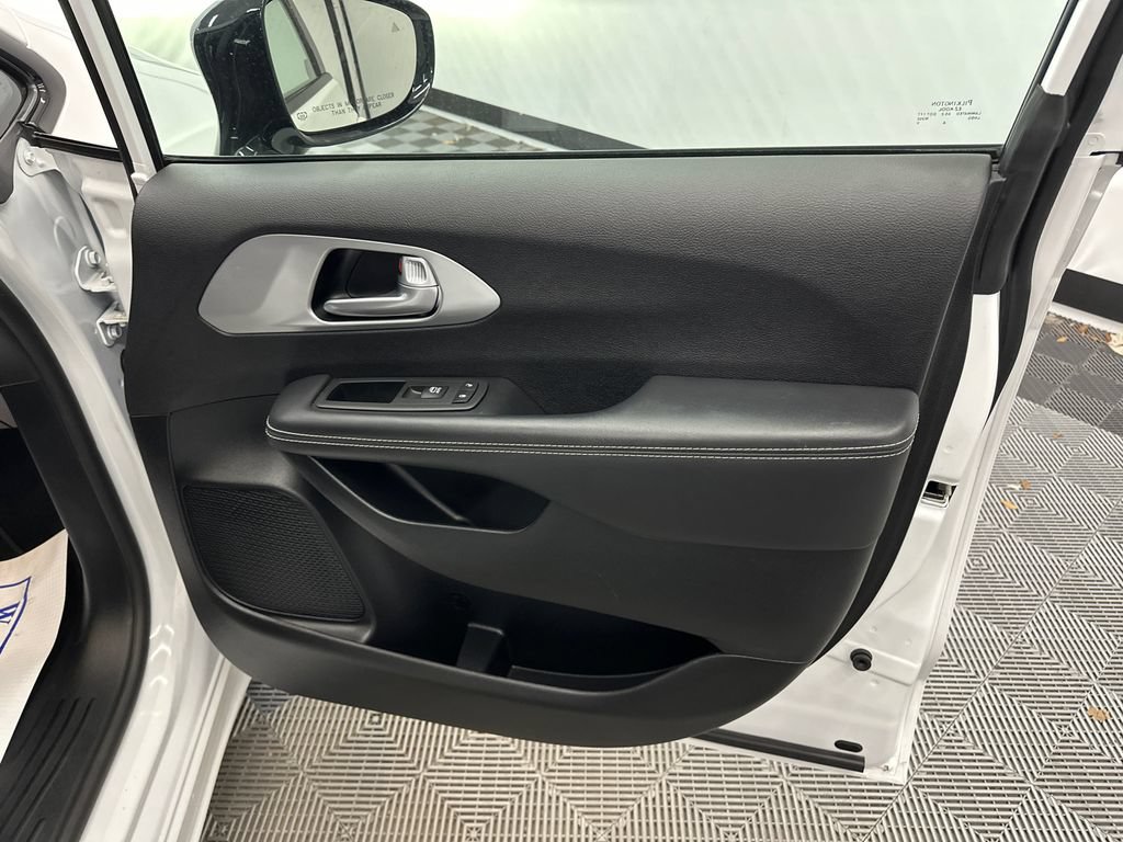 Used 2025 Chrysler Pacifica Limited FWD image 16