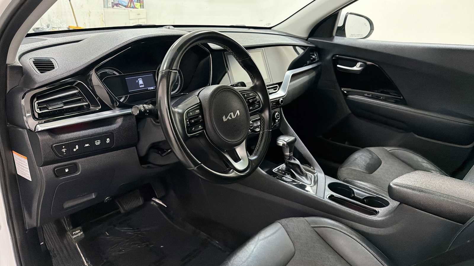 Used 2022 Kia Niro LXS FWD image 12