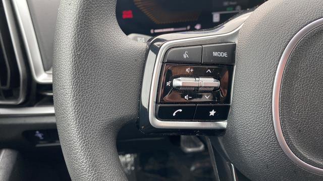 Certified 2025 Kia Sorento LX FWD image 32