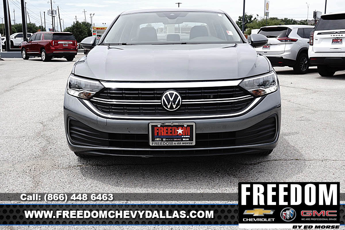 Used 2024 Volkswagen Jetta SE FWD image 2