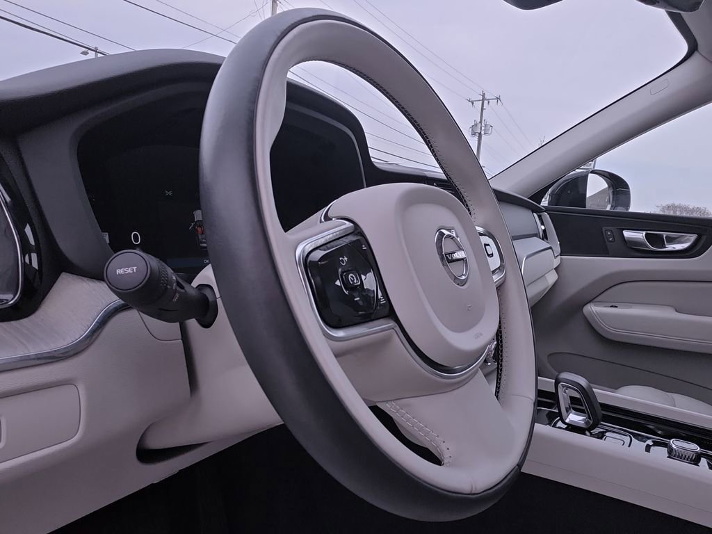 Used 2023 Volvo XC60 B5 Plus image 18