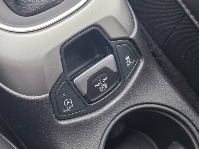Used 2018 Jeep Compass Latitude w/ Popular Equipment Group FWD image 23