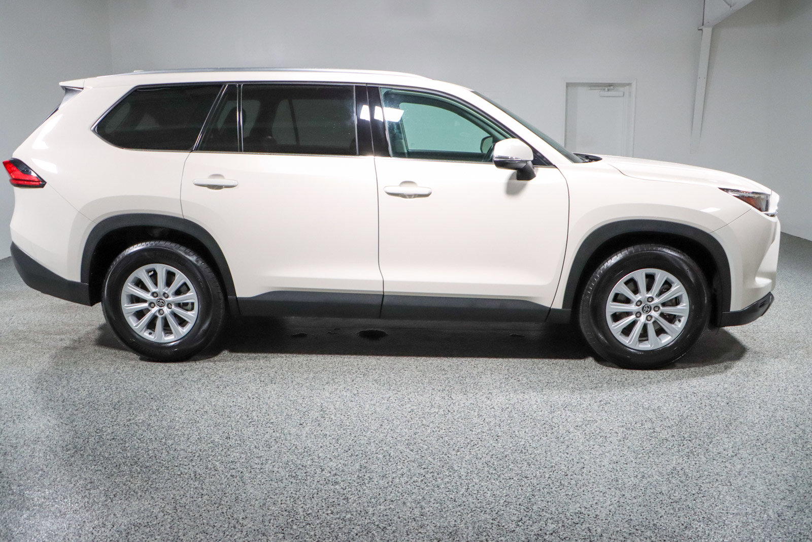 Used 2024 Toyota Grand Highlander XLE image 6