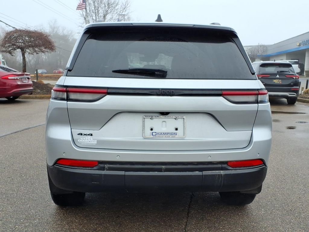 Used 2024 Jeep Grand Cherokee Altitude image 6