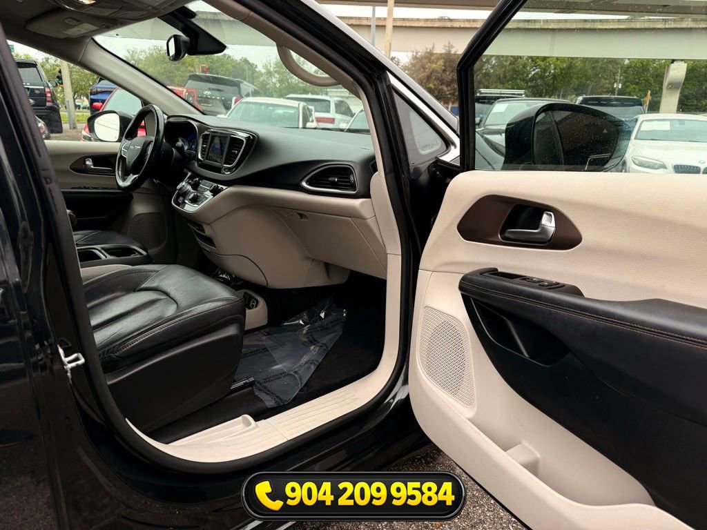 Used 2019 Chrysler Pacifica Touring-L image 30
