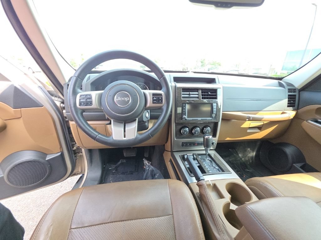 Used 2011 Jeep Liberty Limited w/ Comfort/Convenience Group AWD/4WD image 11