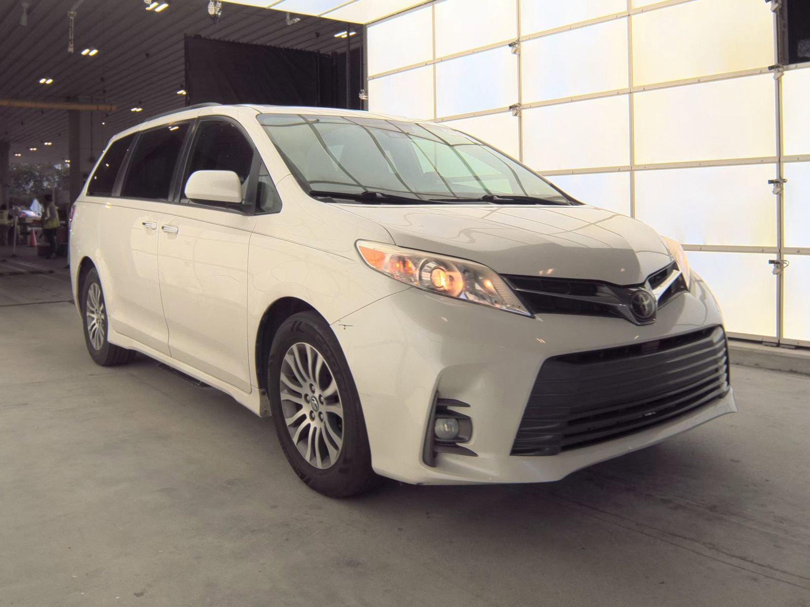 Used 2020 Toyota Sienna XLE FWD image 2