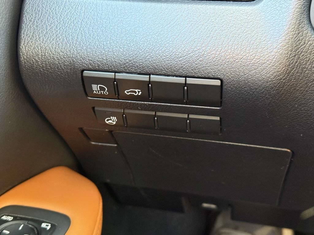 Used 2022 Lexus RX 350L Premium w/ Premium Package image 23