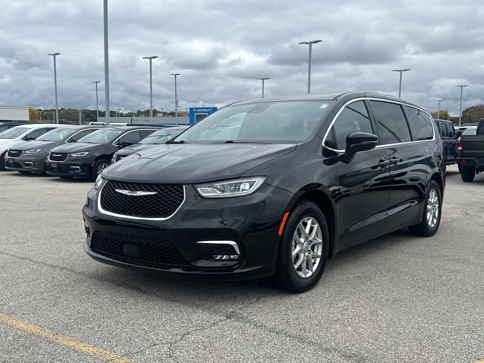 Used 2026 Chrysler Pacifica Select FWD image 2