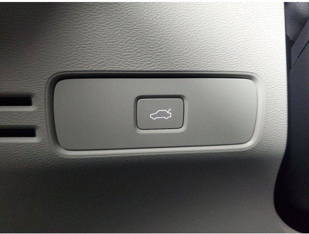 Certified 2026 Volvo XC40 B5 Plus w/ Protection Package Premier AWD/4WD image 31