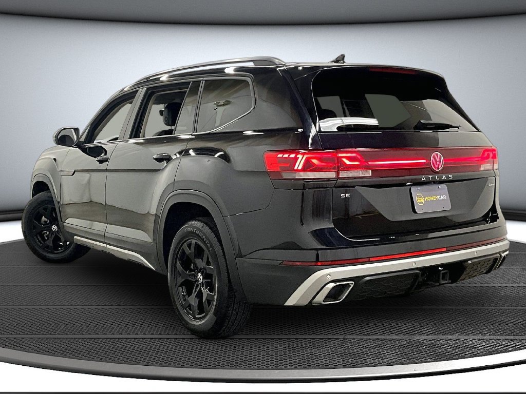 Used 2024 Volkswagen Atlas Peak Edition SE AWD/4WD image 4