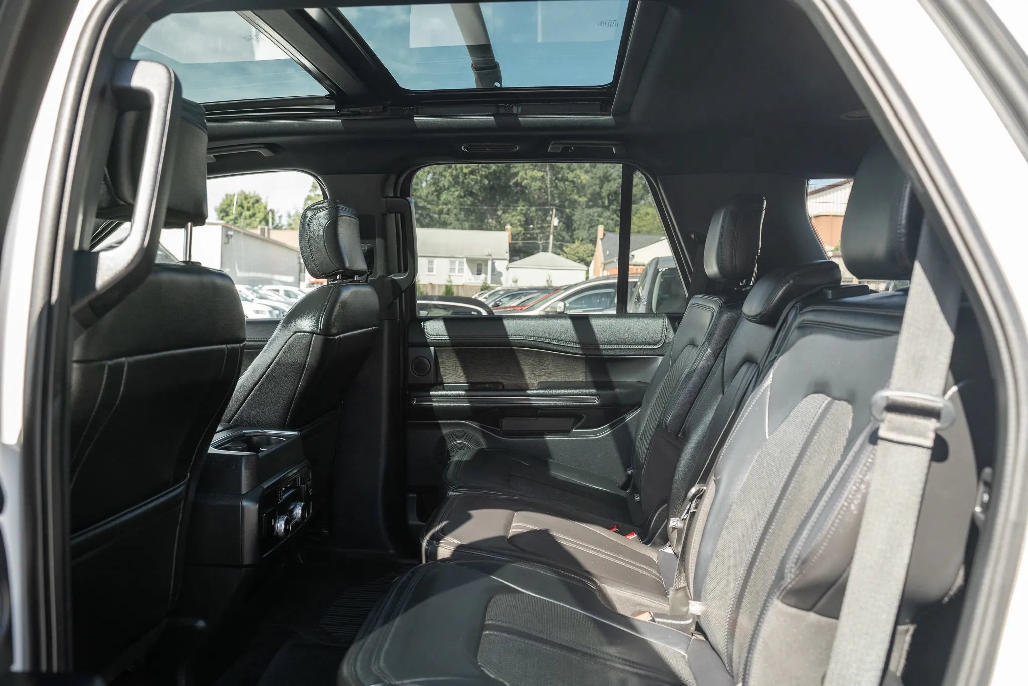 Used 2018 Ford Expedition Limited w/ Equipment Group 302A AWD/4WD image 8