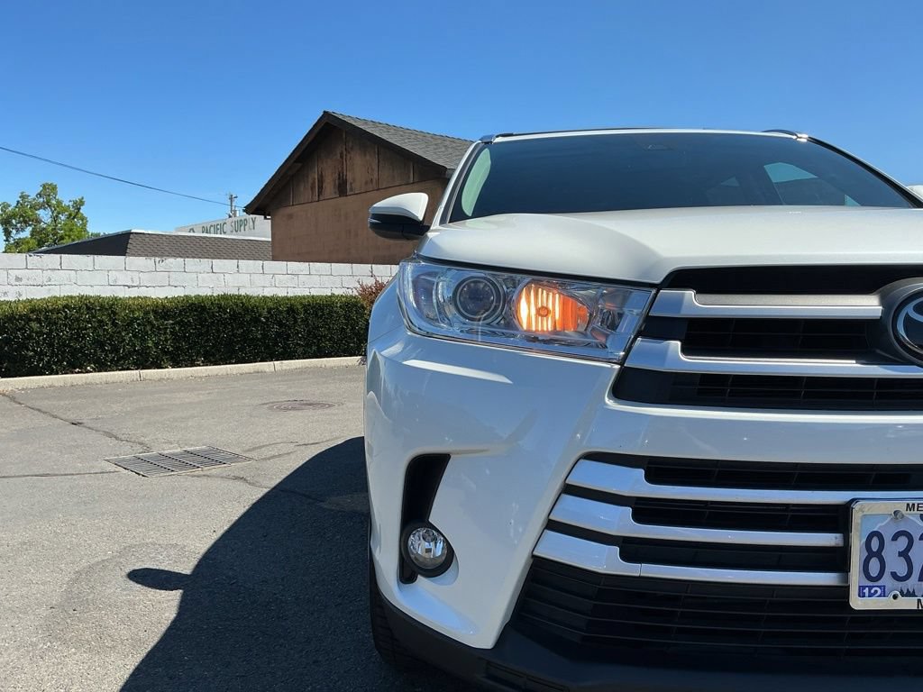 Used 2019 Toyota Highlander XLE AWD/4WD image 3