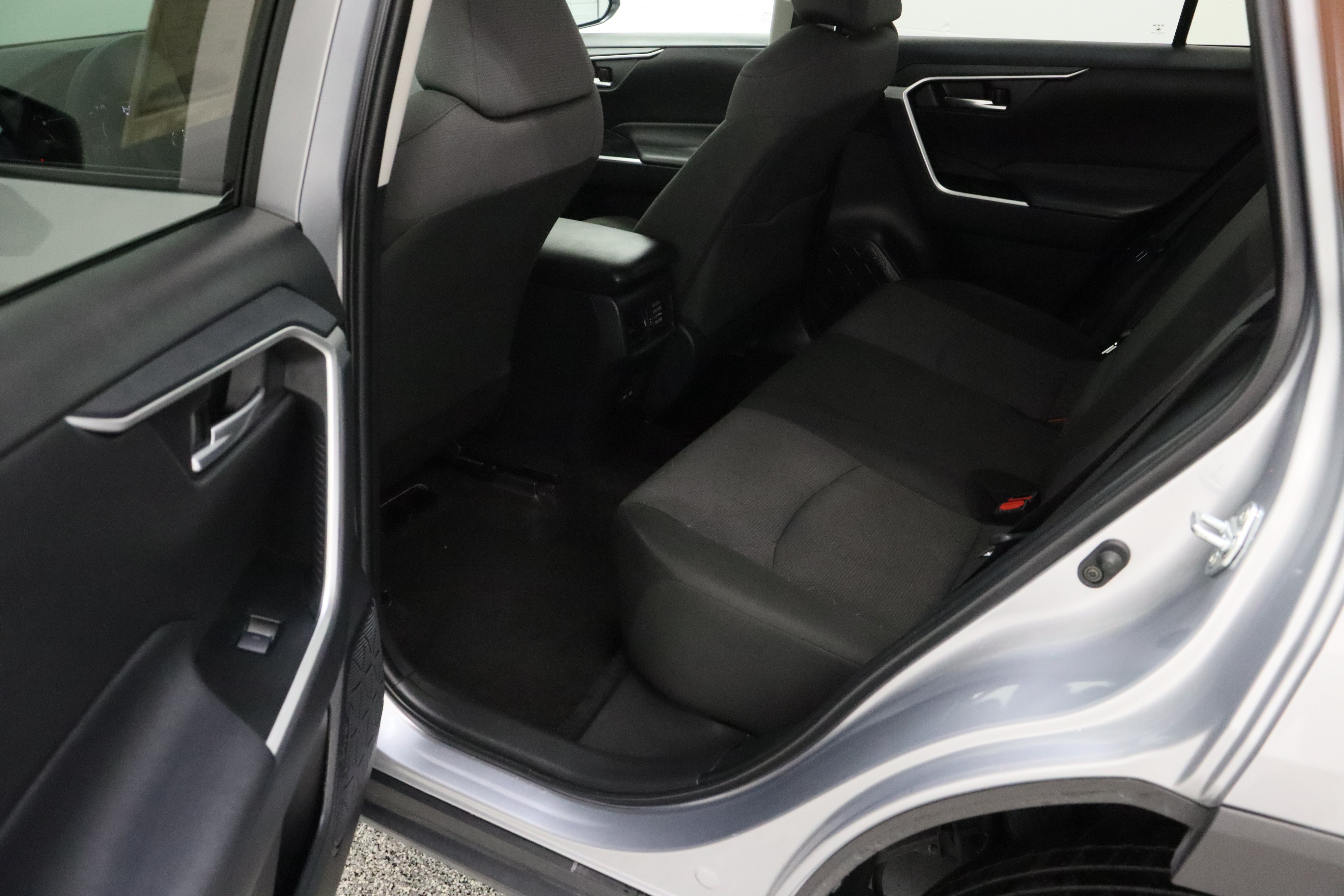 Used 2025 Toyota RAV4 XLE FWD image 27
