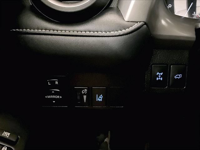 Used 2018 Toyota RAV4 XLE AWD/4WD image 30