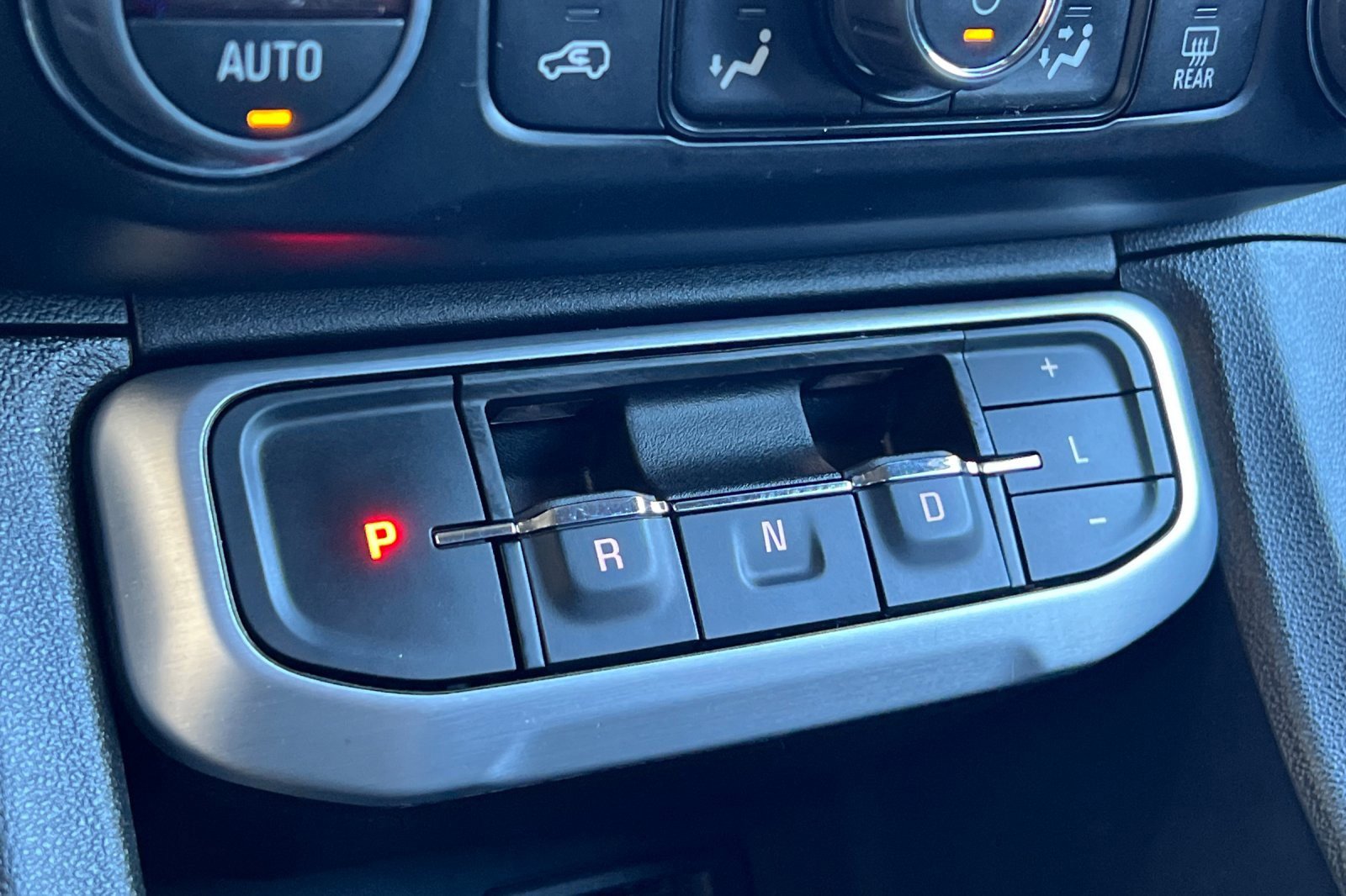 Used 2023 GMC Acadia SLT image 19