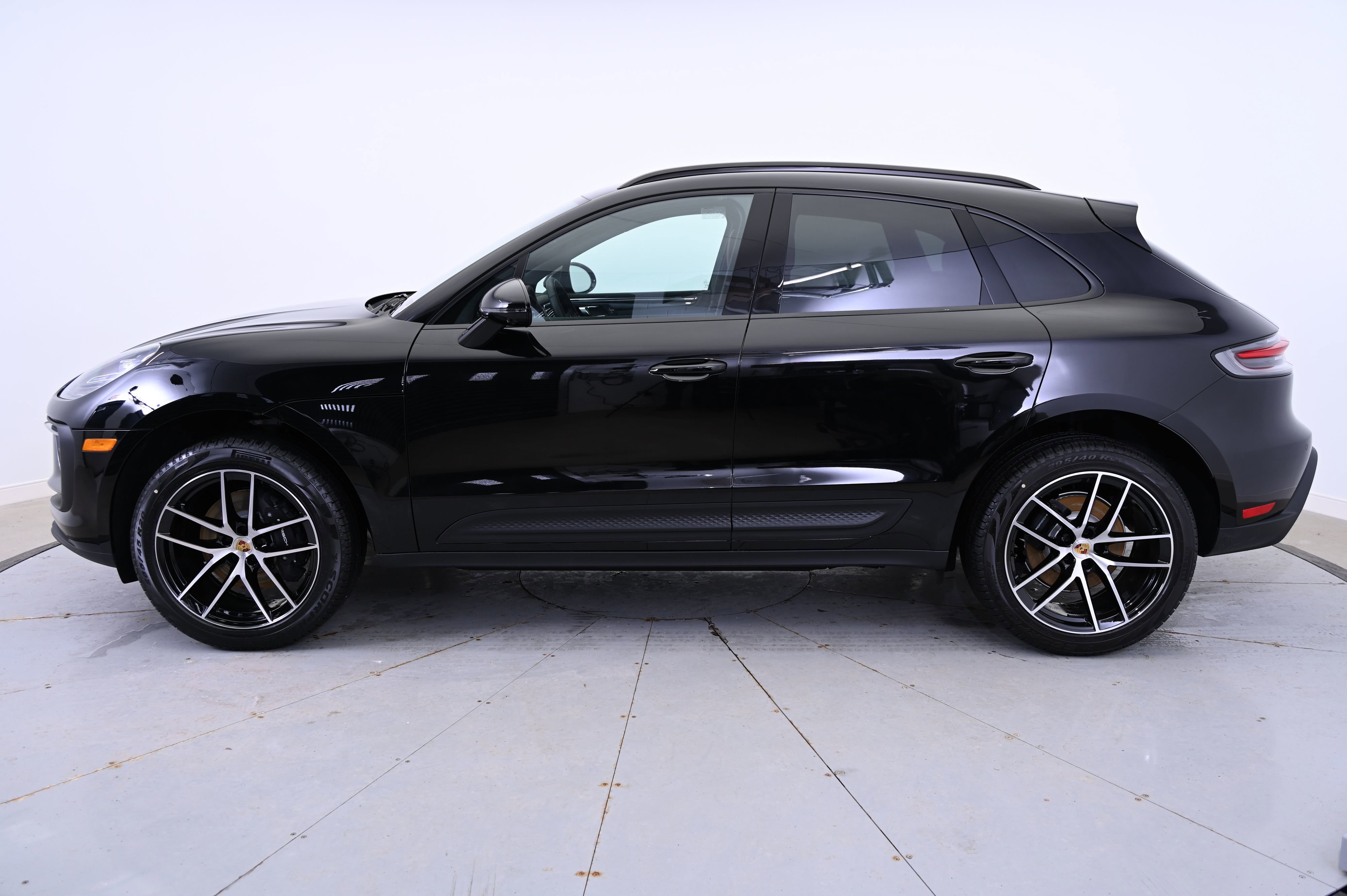 Certified 2025 Porsche Macan image 2