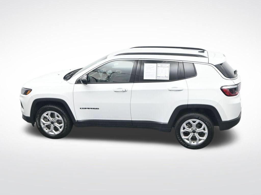 Used 2025 Jeep Compass Latitude image 31