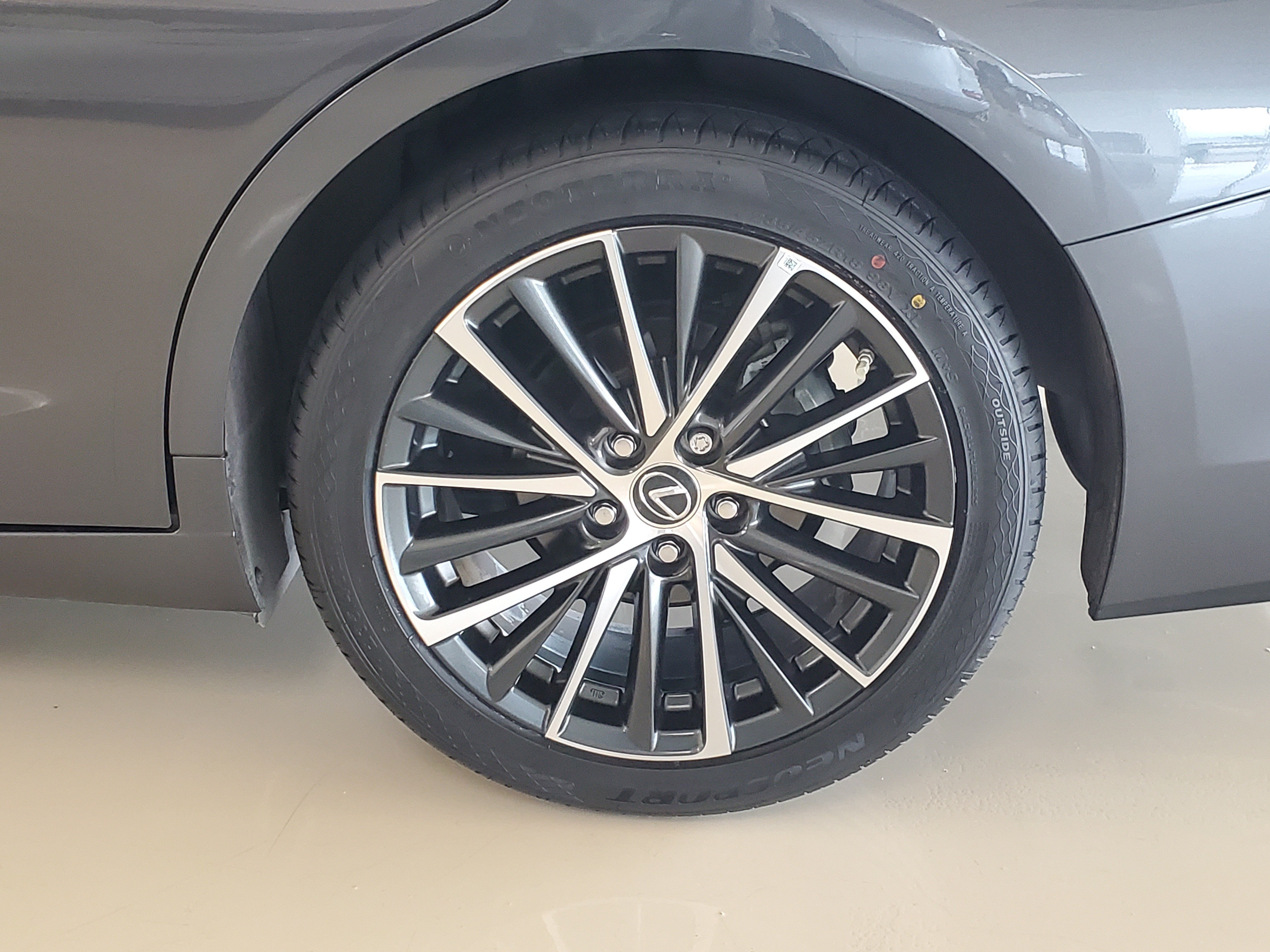 Used 2024 Lexus ES 350 w/ Premium Package FWD image 4