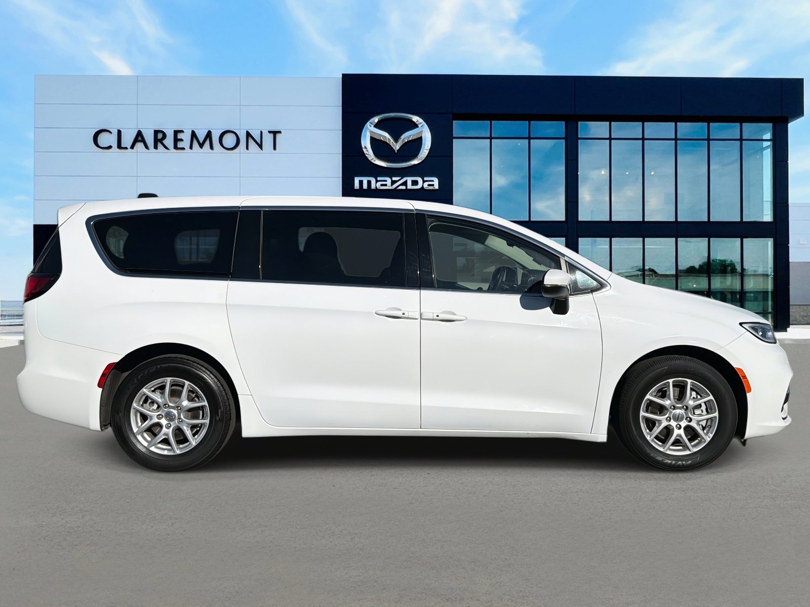 Used 2023 Chrysler Pacifica Touring-L image 4