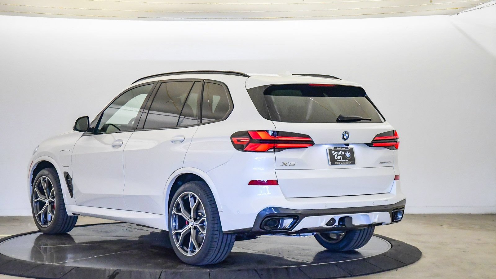 New 2026 BMW X5 xDrive50e w/ M Sport Package AWD/4WD image 2