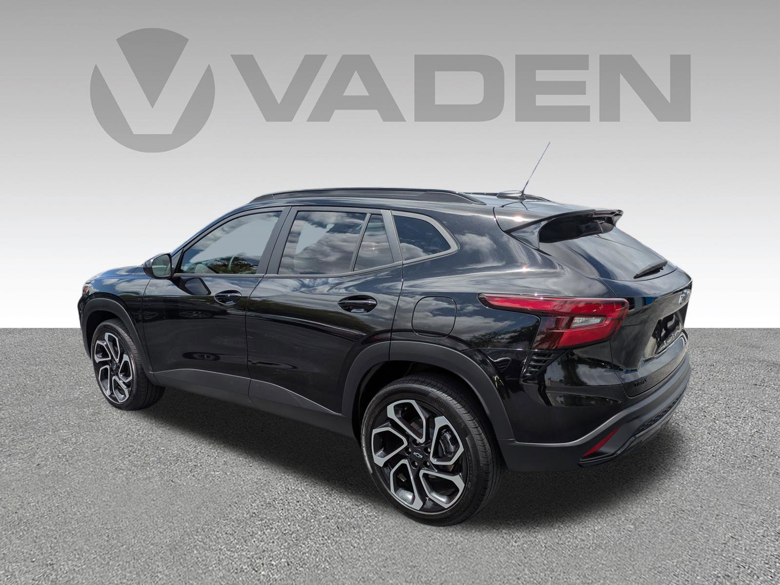 Used 2025 Chevrolet Trax RS w/ Sunroof Package FWD image 28