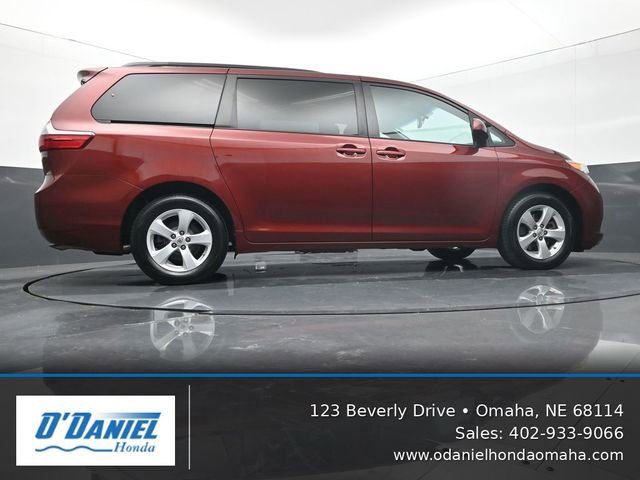 Used 2017 Toyota Sienna LE FWD image 13