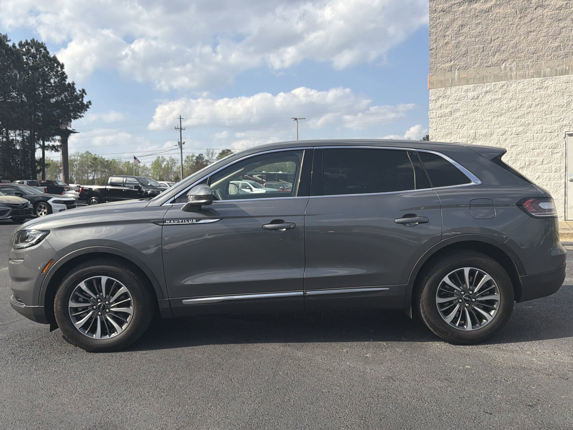 Used 2023 Lincoln Nautilus AWD w/ Premium Package image 2