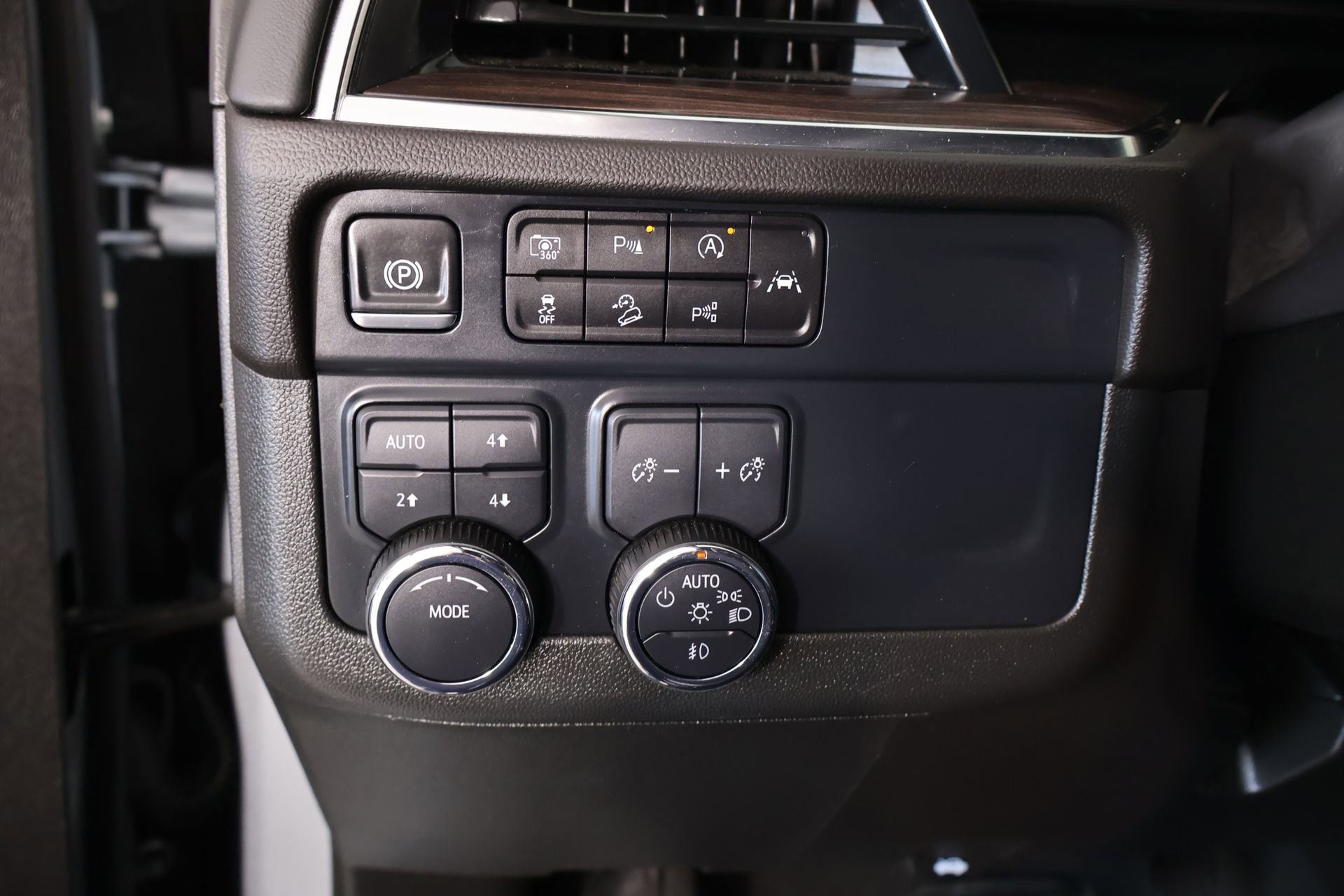 Used 2025 Chevrolet Suburban Z71 AWD/4WD image 8