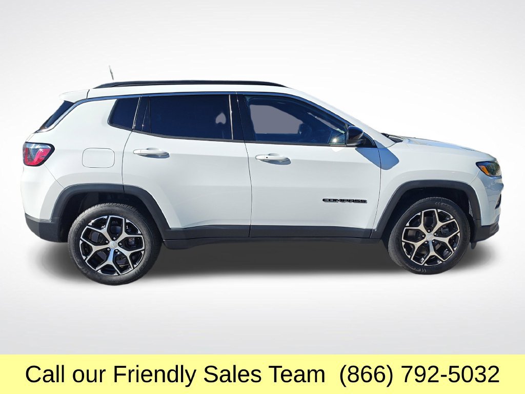 Used 2024 Jeep Compass Latitude AWD/4WD image 7