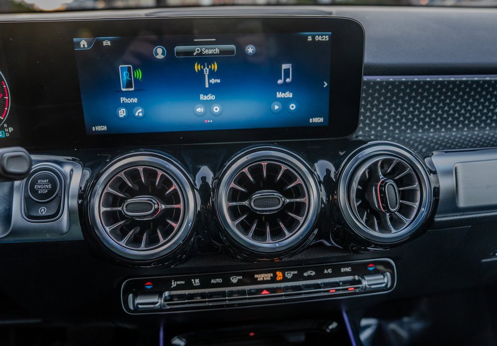 Used 2024 Mercedes-Benz GLB 250 4MATIC image 11