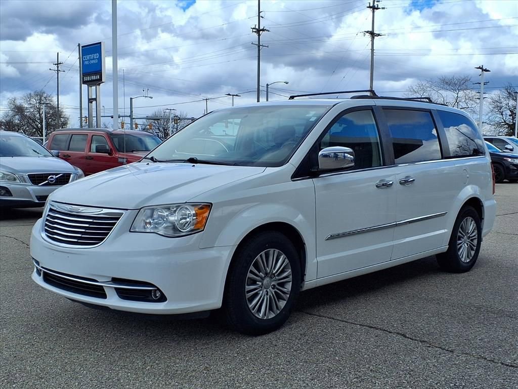 Used 2016 Chrysler Town & Country Touring-L image 1