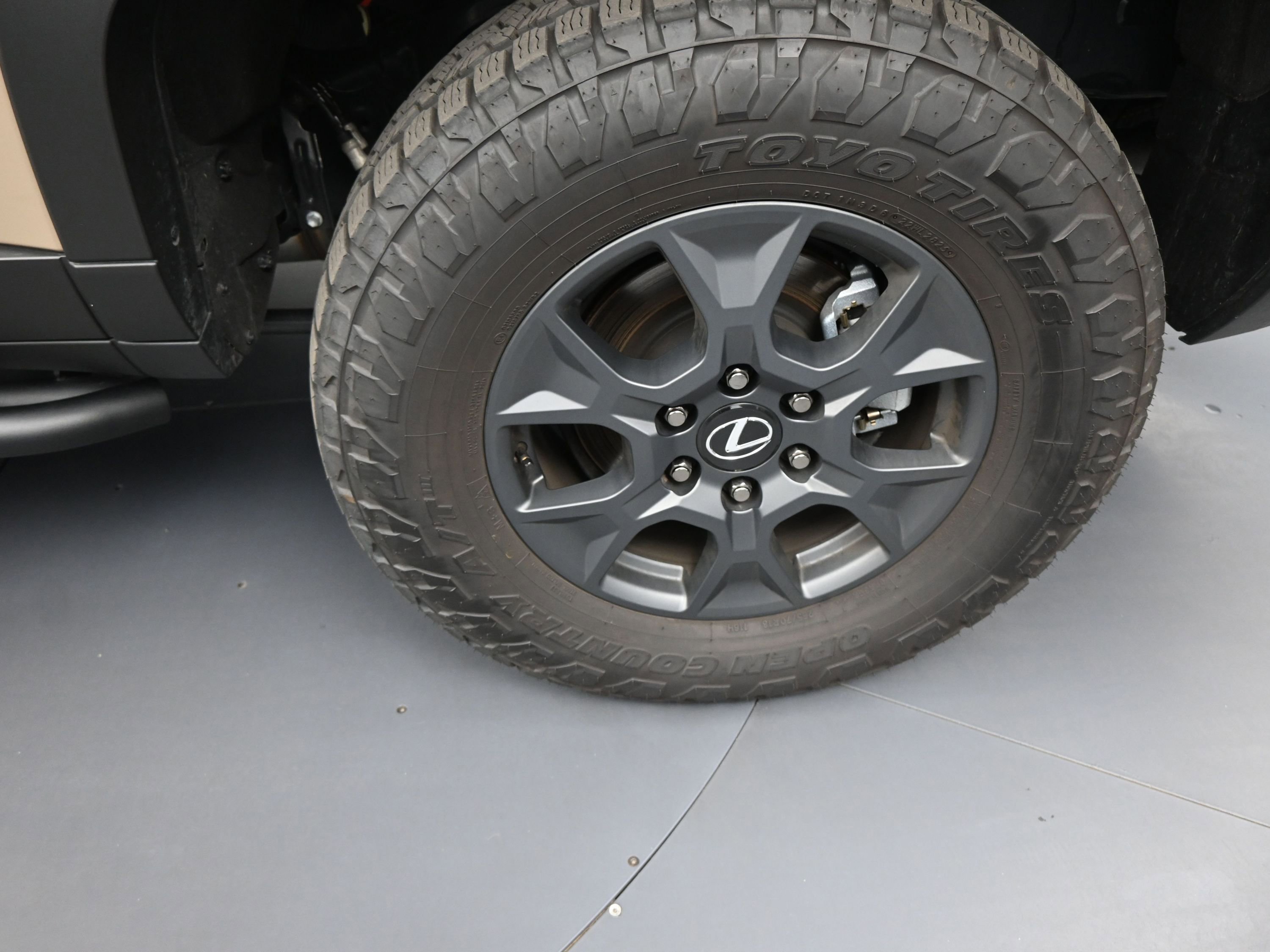 Used 2025 Lexus GX 550 w/ Accessory Package (32) AWD/4WD image 19