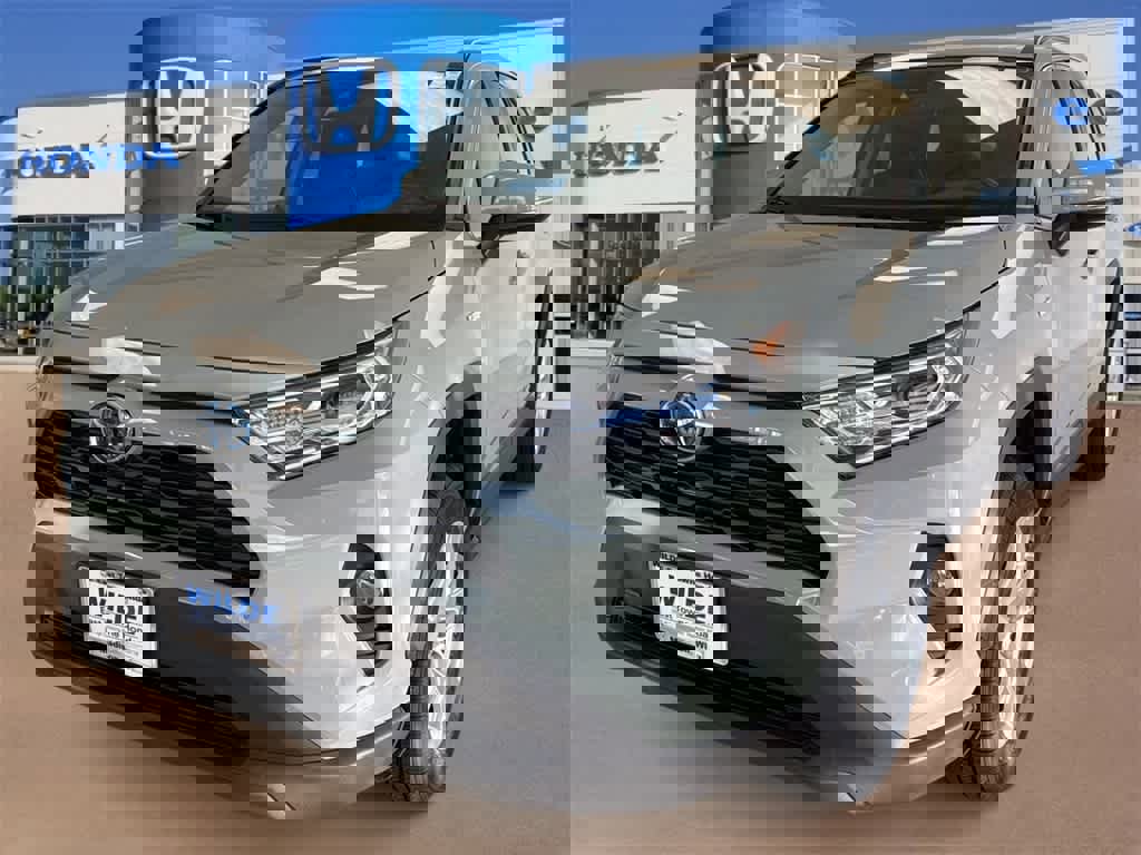 Used 2021 Toyota RAV4 XLE w/ Convenience Package image 1