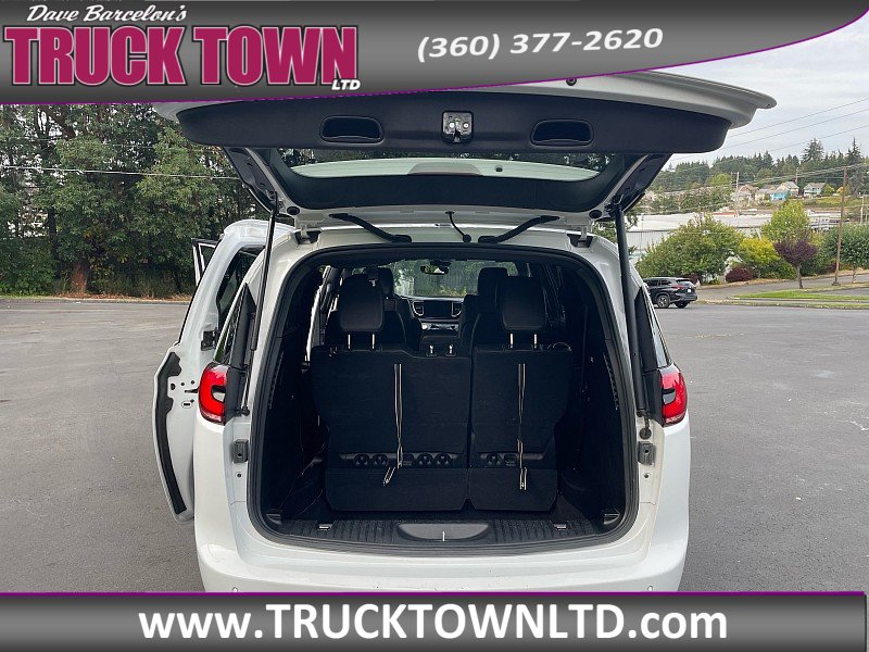 Used 2025 Chrysler Pacifica Select FWD image 12