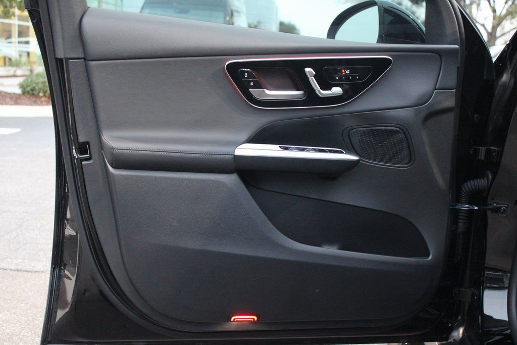 Used 2025 Mercedes-Benz GLC 350e 4MATIC image 11