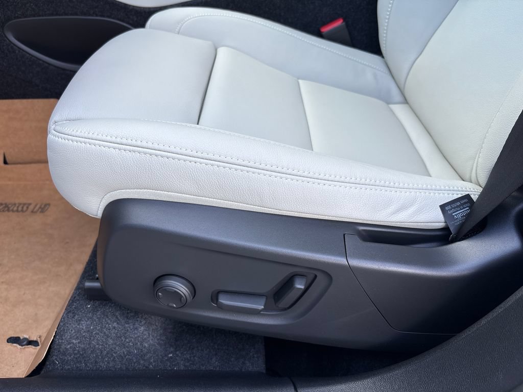 New 2026 Volvo XC40 B5 Plus w/ Protection Package Premier AWD/4WD image 10