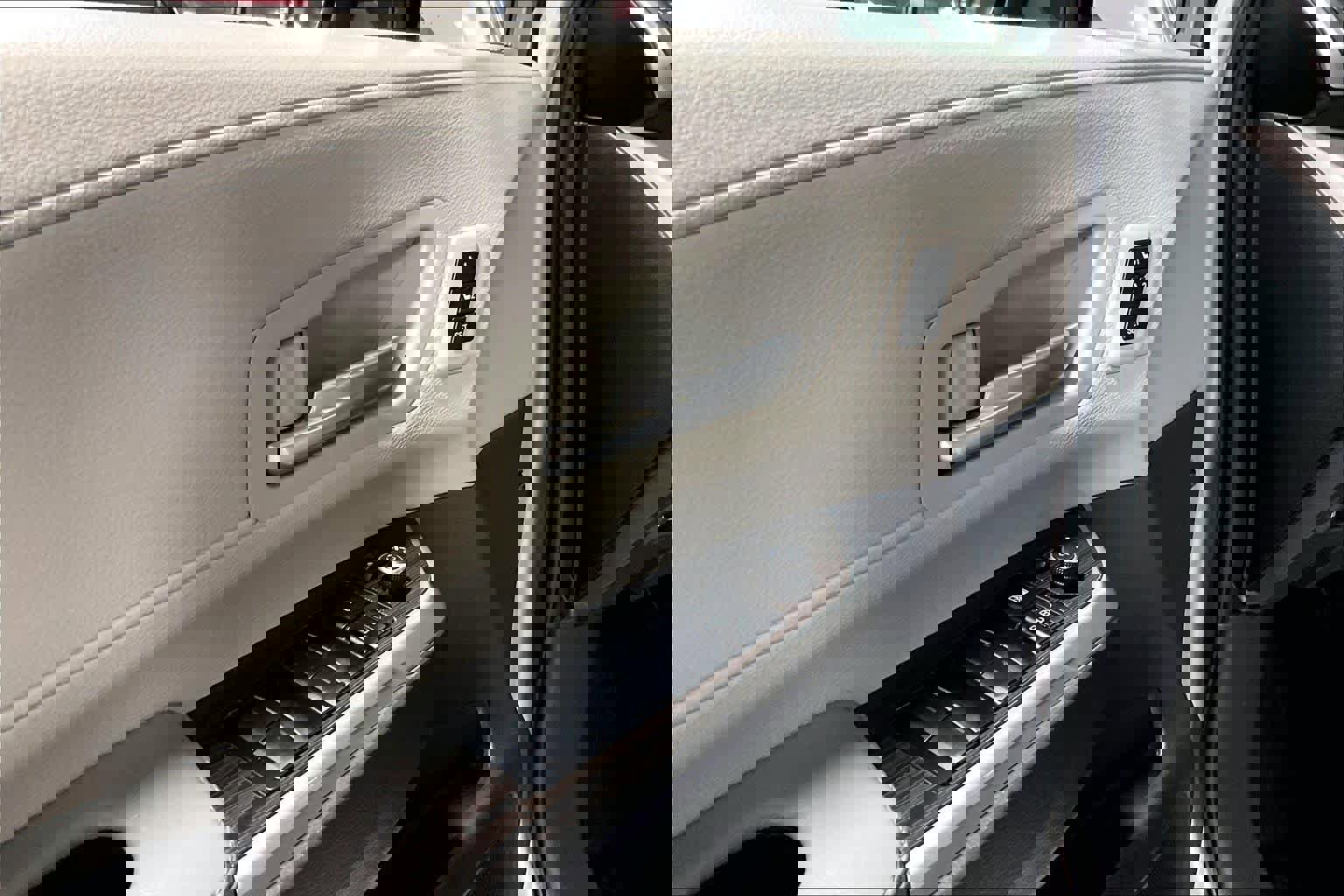 Used 2023 Toyota Sienna Limited image 32