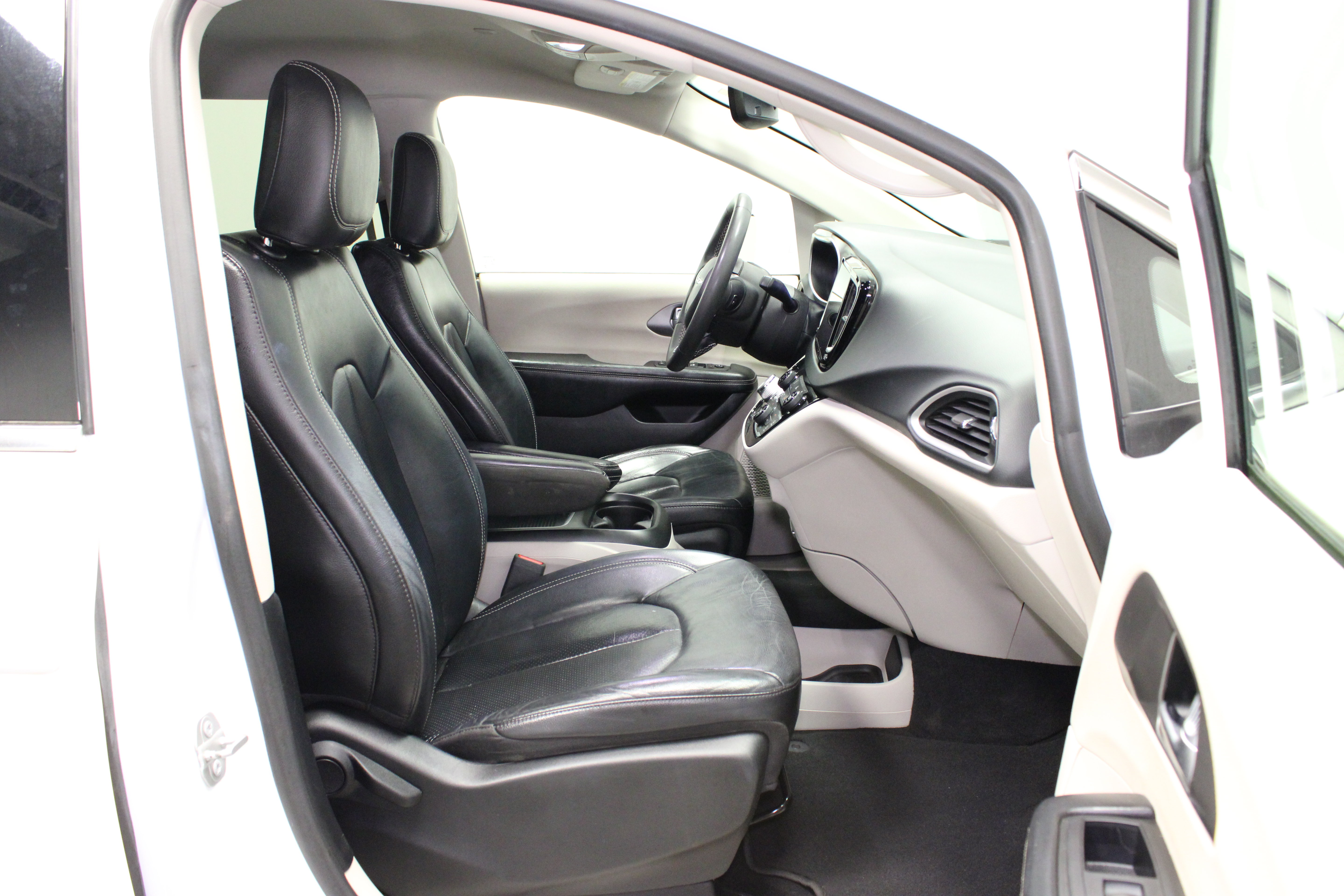 Used 2022 Chrysler Pacifica Touring-L FWD image 14