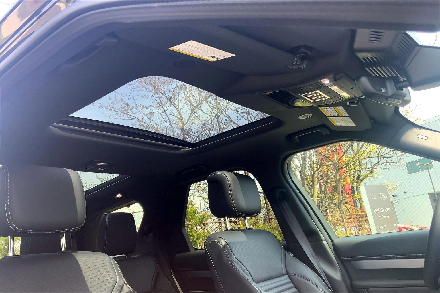 Used 2025 Land Rover Discovery Dynamic SE AWD/4WD image 14