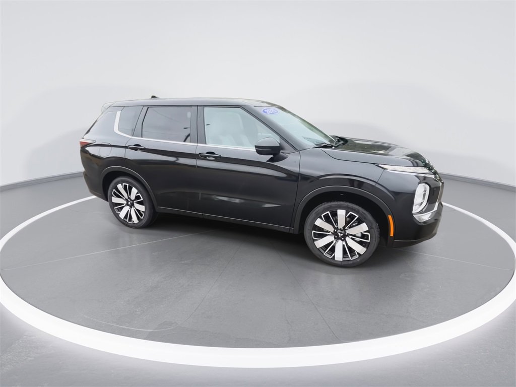 New 2025 Mitsubishi Outlander SE image 2