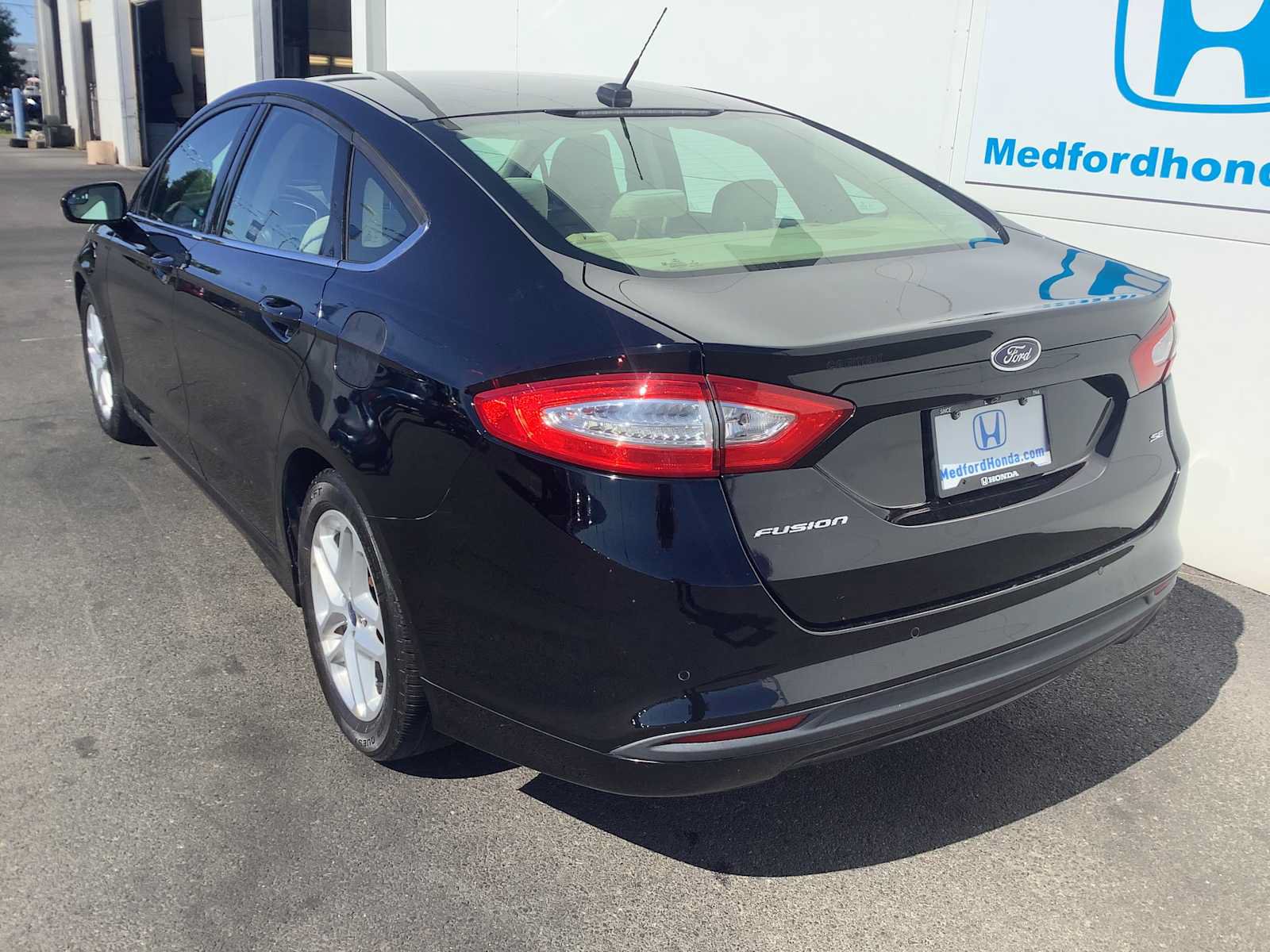Used 2016 Ford Fusion SE FWD image 4