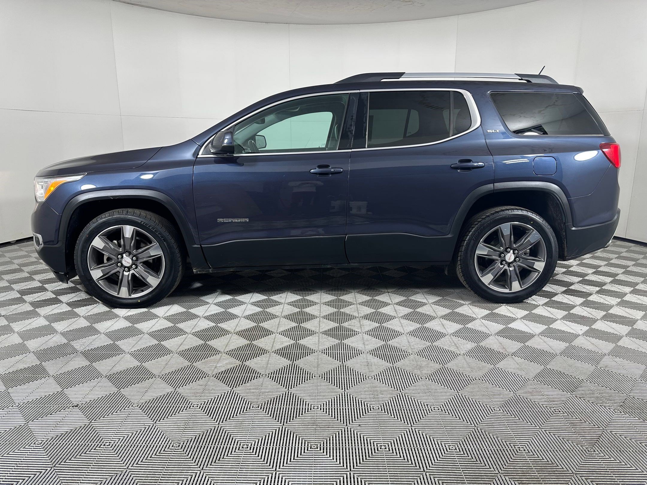 Used 2019 GMC Acadia SLT image 2