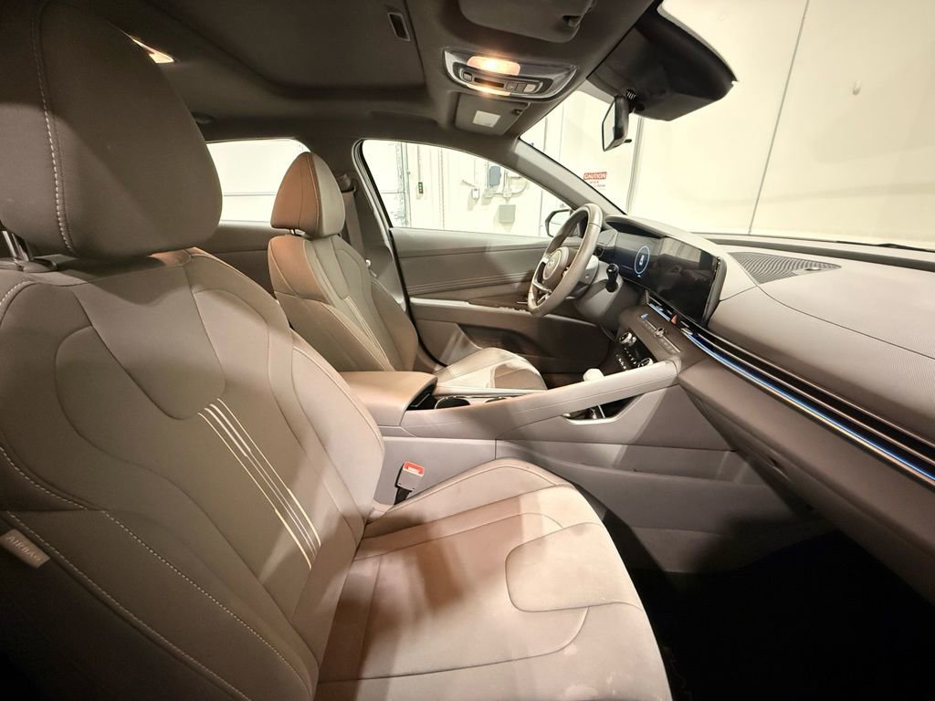 Used 2025 Hyundai Elantra SEL image 27