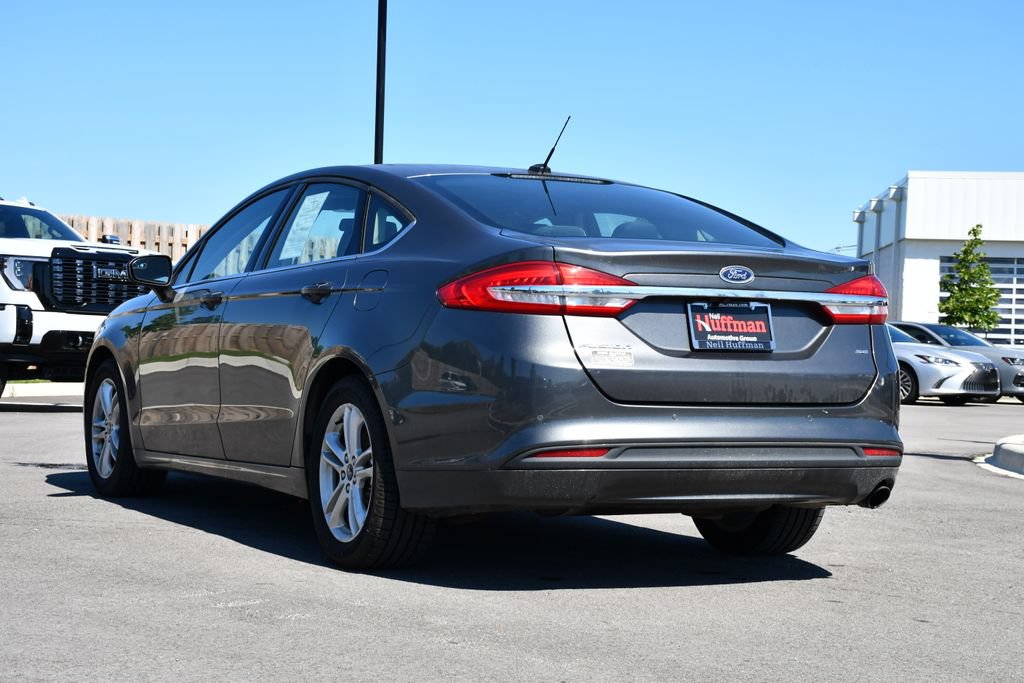 Used 2018 Ford Fusion SE w/ Fusion SE Technology Package FWD image 4
