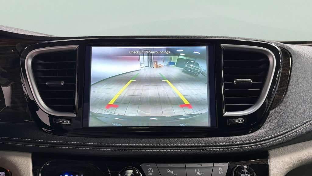 Used 2023 Chrysler Pacifica Limited FWD image 27