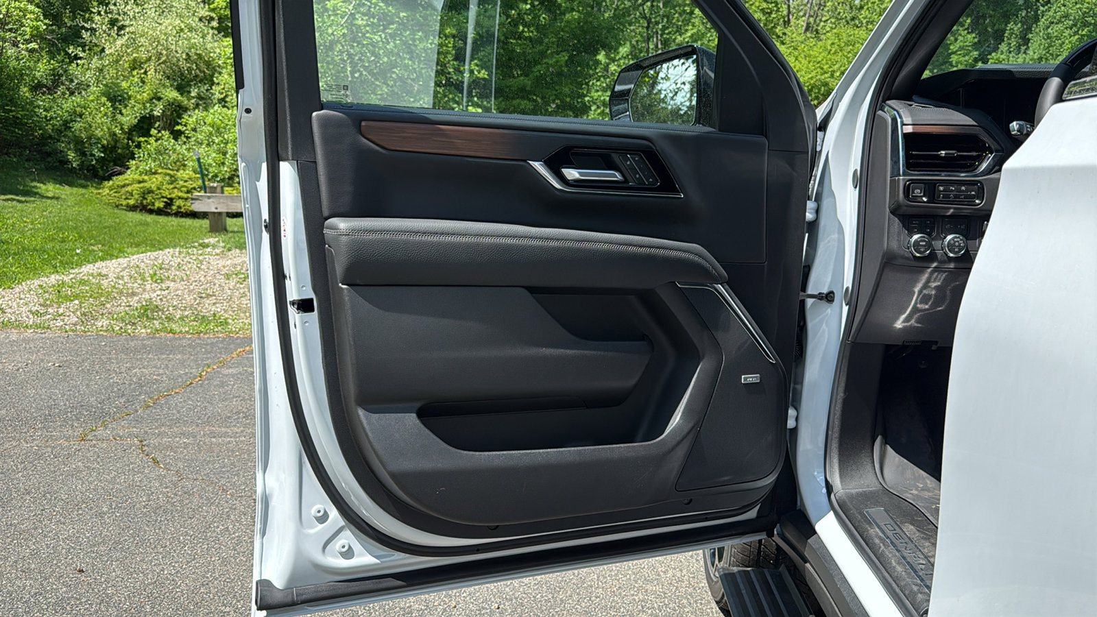 New 2026 GMC Yukon Denali w/ Denali Reserve Package AWD/4WD image 6