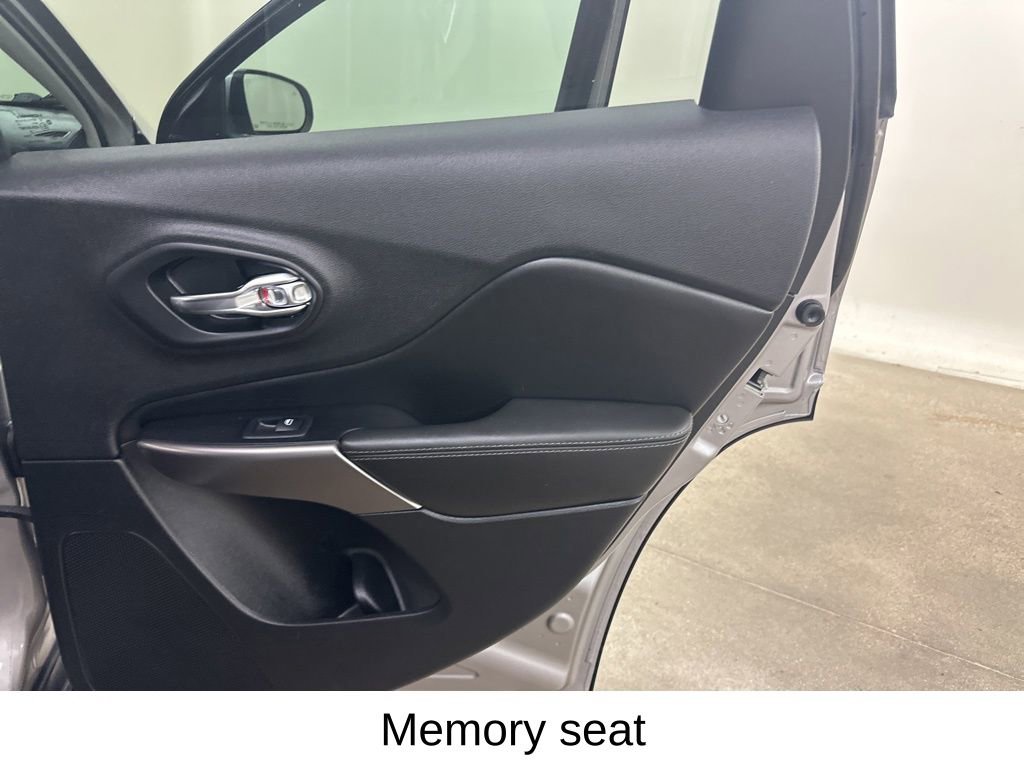 Used 2019 Jeep Cherokee Limited w/ Luxury Group image 23